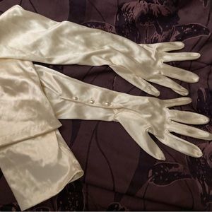 Long off-wht/crm satin gloves w/pearl buttons on inner side above palm. Ladies S